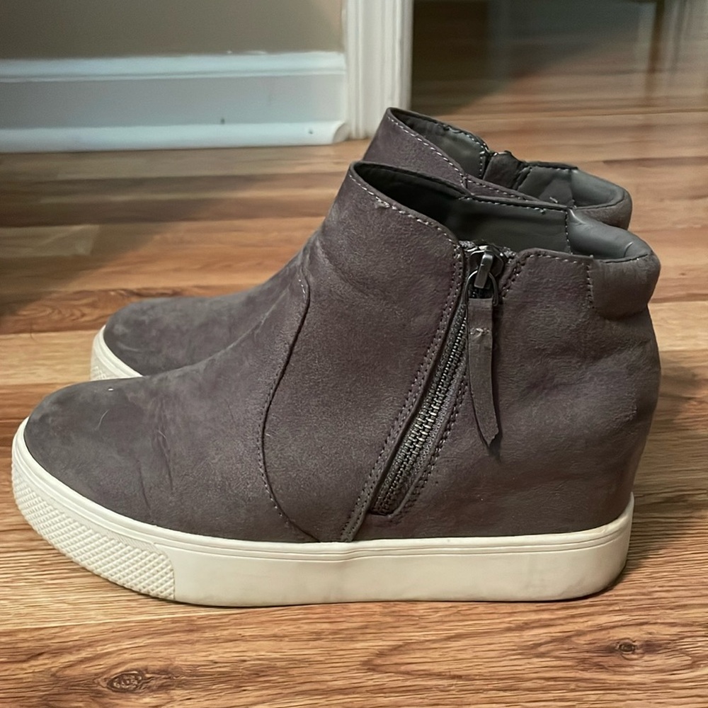 Universal Thread.  zip up platform gray suede shoe. Size 7